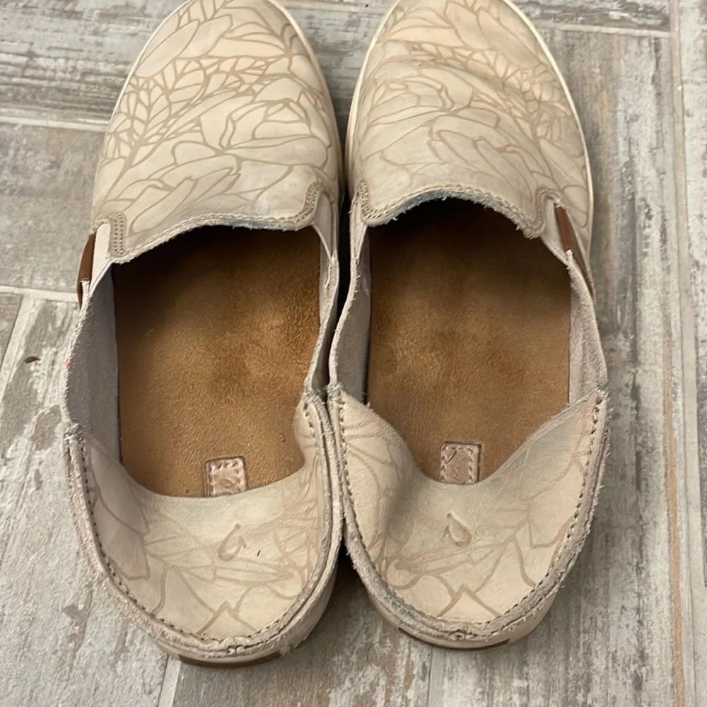 OluKai Beige Pehuea Floral Design Leather Sneakers